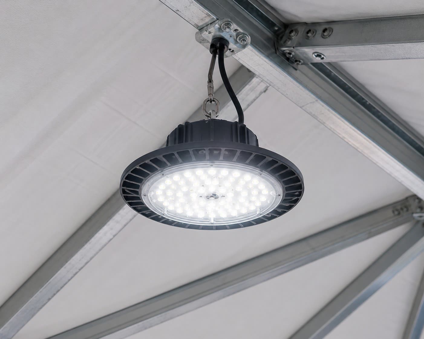 Iluminación LED industrial en carpa modular